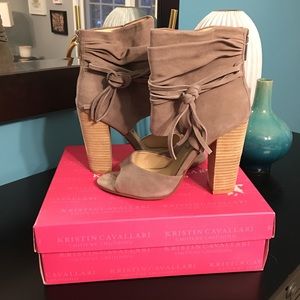 🛍 BNIB🛍 Kristen Cavallari//Greige Bootie// 9